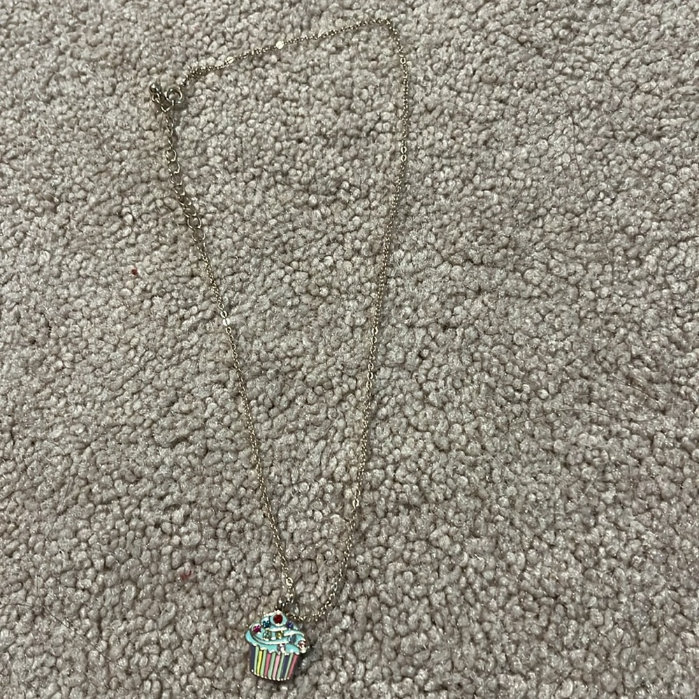 A beautiful cupcake necklace with the cupcake shaped box - Picture 3 of 5